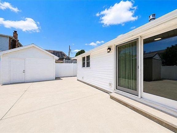 4th image of 21 Seafoam St