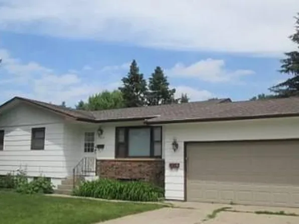 1016 32nd Ave S, Grand Forks, ND 58201