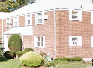 7530 255th St, Glen Oaks, NY 11004