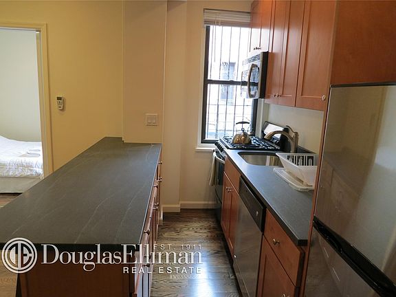 5th image of 205 W 15th St APT 6P