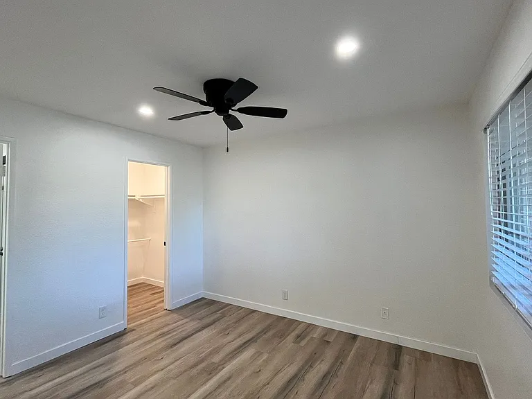23335 La Crescenta #B — Photo 8