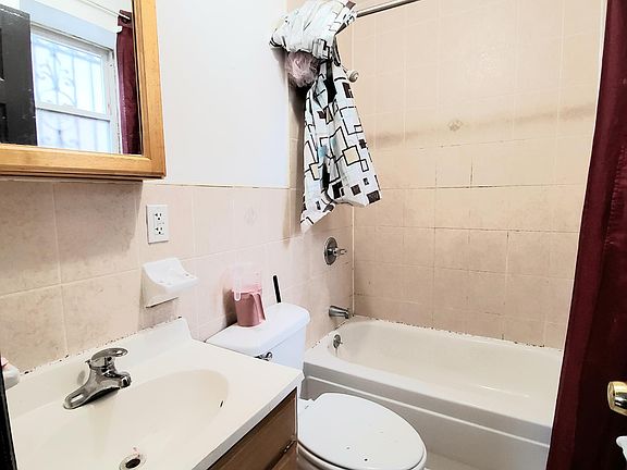 2nd image of 1936 Chatterton Ave APT 2