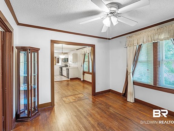 2nd image of 2201 Osage St