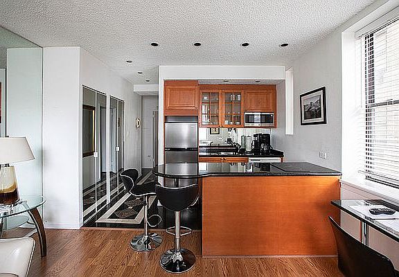5th image of 150 W 51st St APT 910