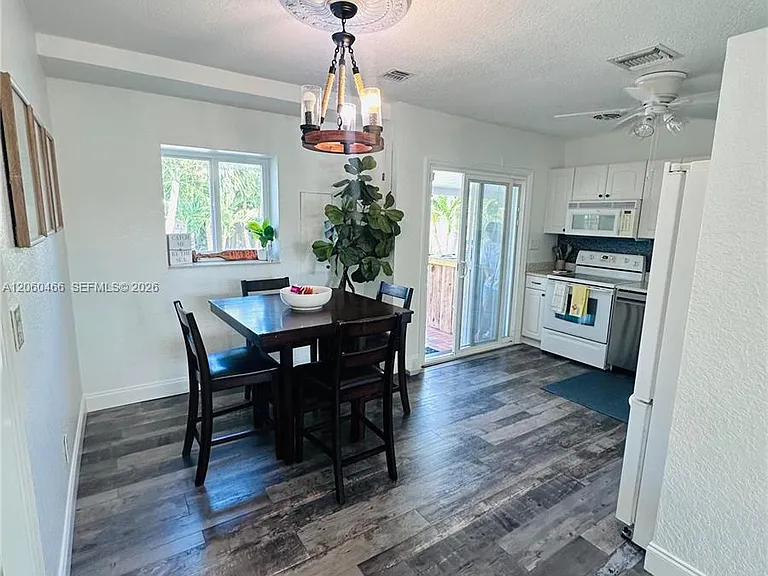 1020 S 14th Ct — Photo 4
