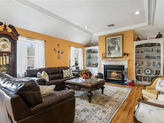 3rd image of 22 Pebble Brook Dr