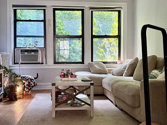 3rd image of 3161 N Hudson Ave APT G2