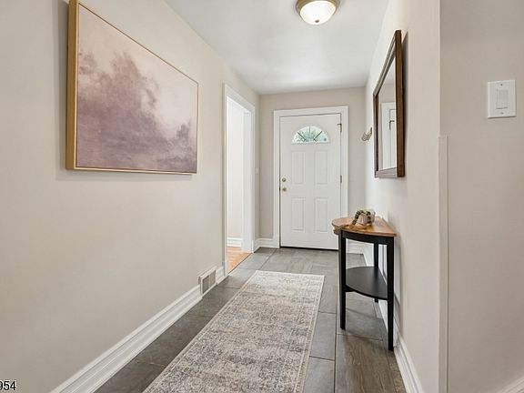 3rd image of 30 Crestwood Rd