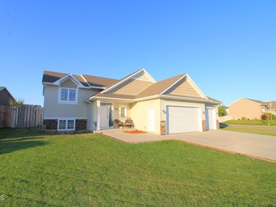 2753 Heritage Dr, Minot, ND, 58703