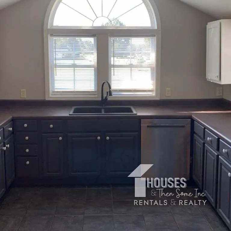 109 Roper Rd — Photo 3