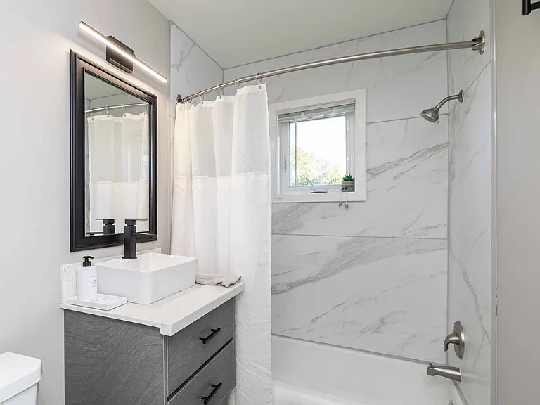 Oria Lakeview Apartments — Photo 23