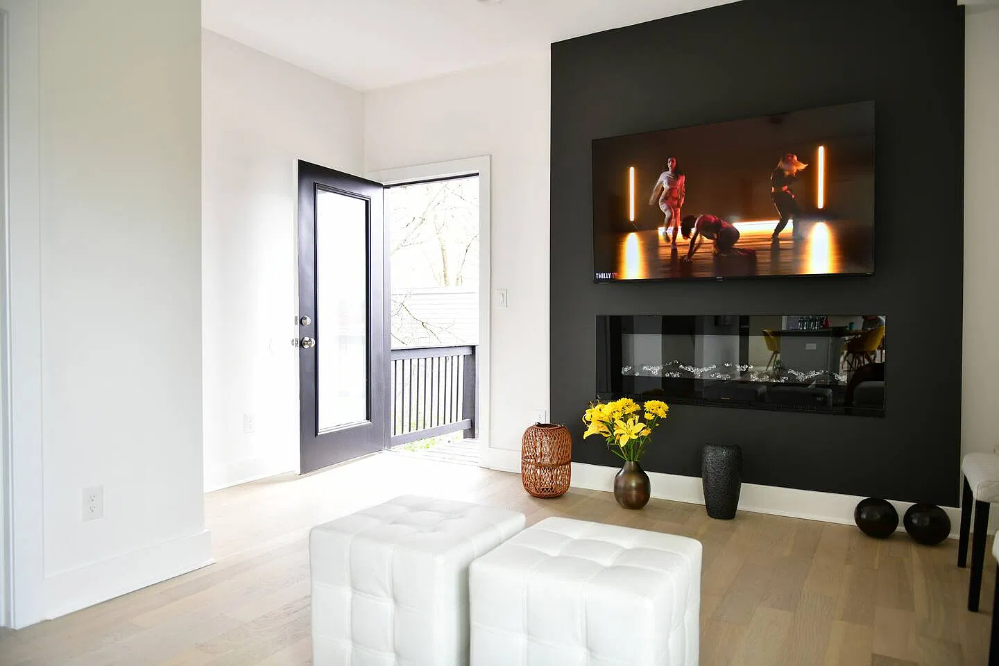 4 bed, 2.5 bath, 2000 sqft, $4,500 — Photo 2