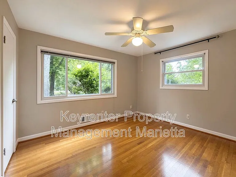 3720 Lake Dr SE — Photo 3