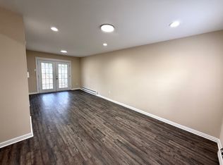 521 W Loch Lomond Dr, Sicklerville, NJ 08081