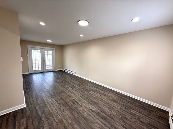 521 W Loch Lomond Dr, Sicklerville, NJ