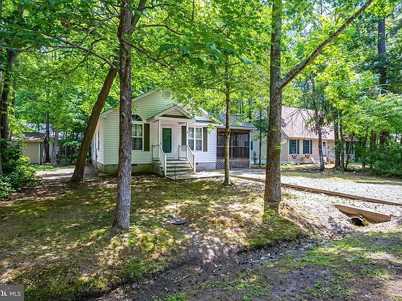 3rd image of 9 Camelot Cir