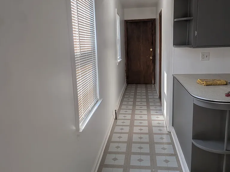 1951 N Summit St #1 — Photo 4
