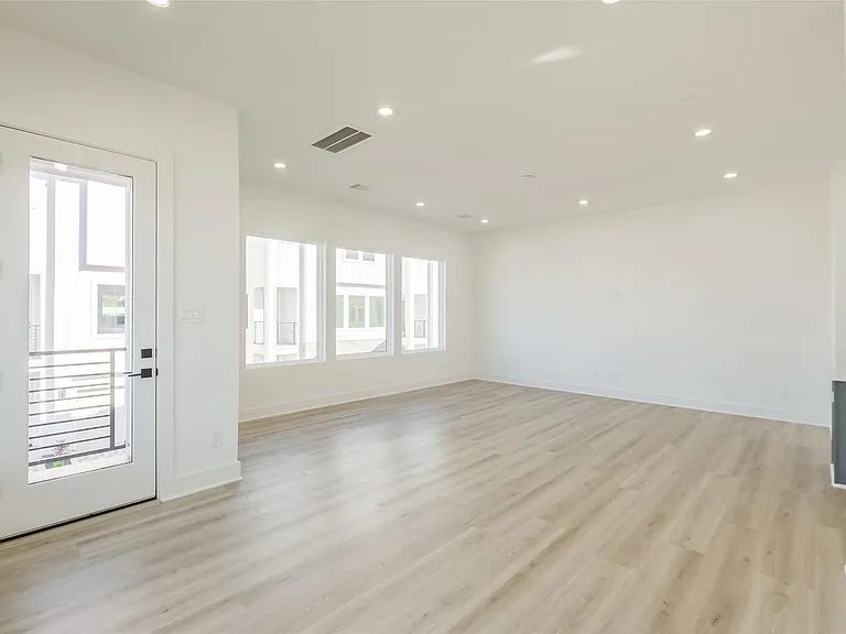 8315 Brecha Ln — Photo 12