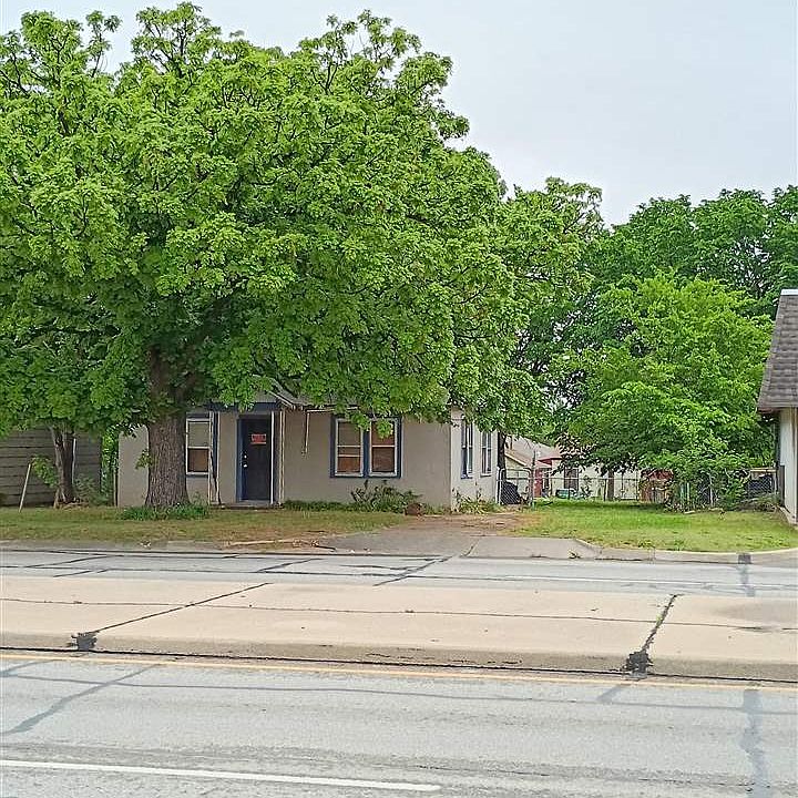 2nd image of 803 SW Lee Blvd