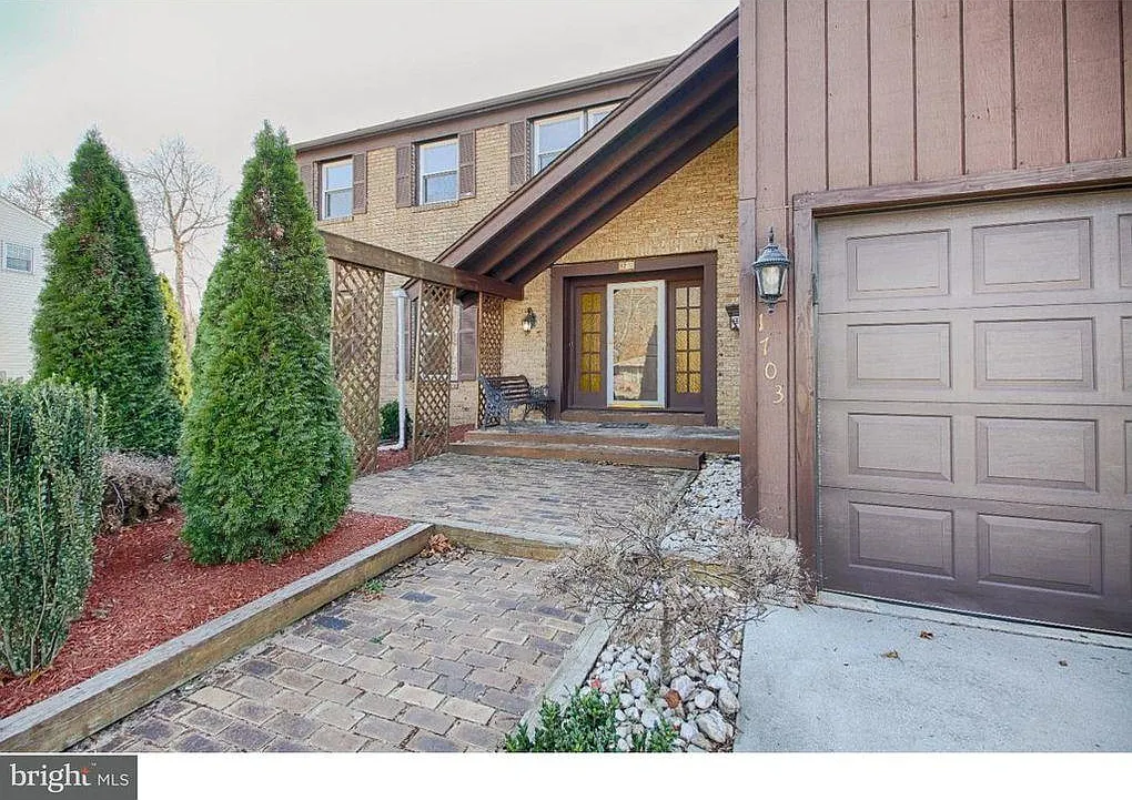 1703 Country Club Dr — Photo 3
