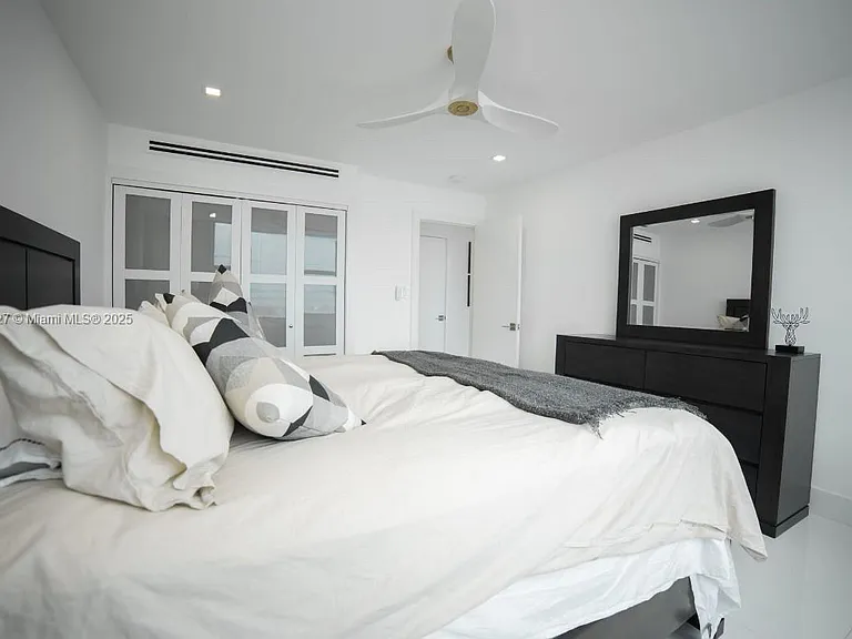 5600 Collins Ave #14K — Photo 9