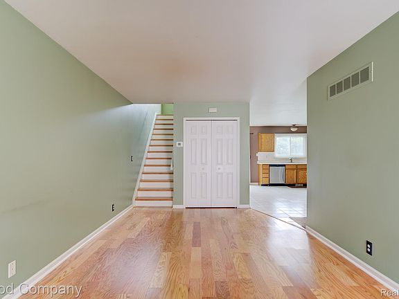 3rd image of 416 Oakgrove Ct