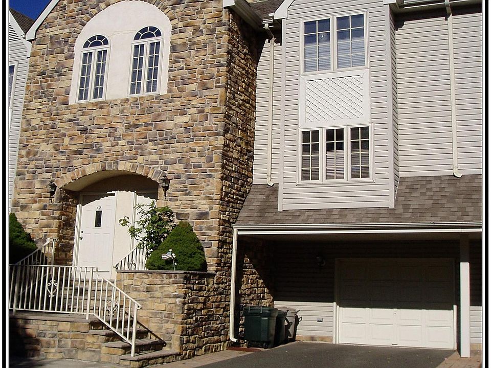 Beautiful 3 Bedroom 2.5 bath close to midtown direct train line