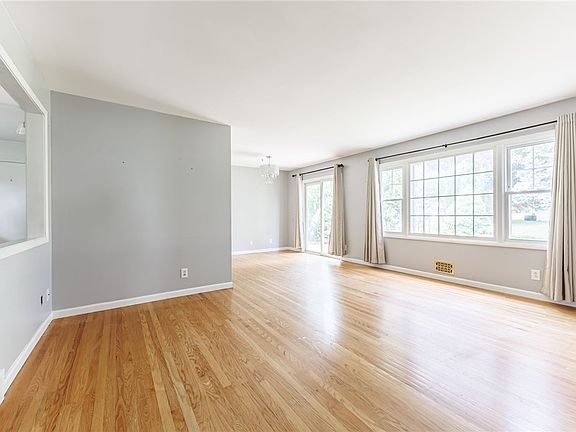 5th image of 30 Newport Dr