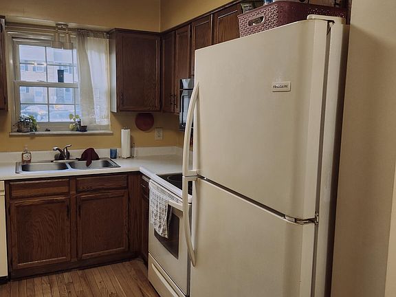 3rd image of 1070 Emery Dr
