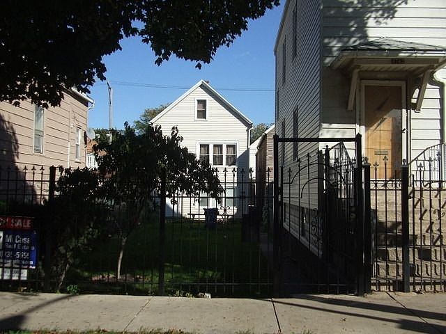2nd image of 4741 S Hoyne Ave