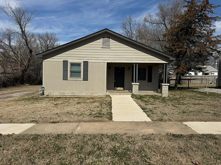 414 W College St — Photo 1
