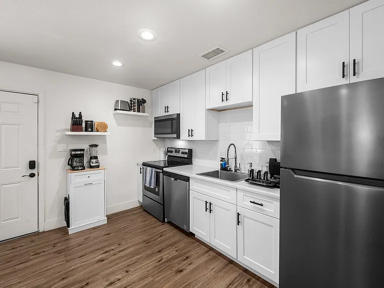 1110 E Polk St #2 — Photo 6