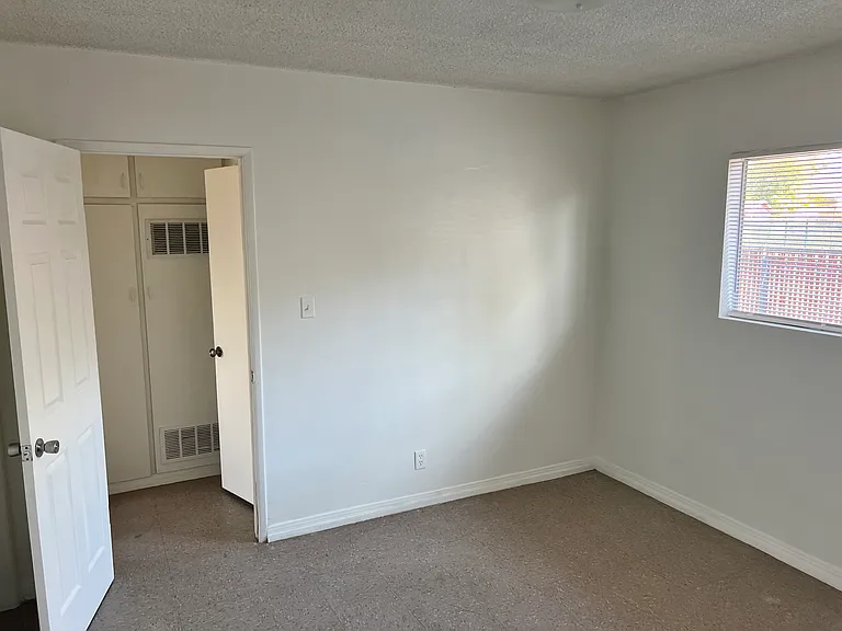 147 N Victoria Ave — Photo 21