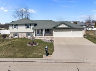 1239 Fawn Dr, Neenah, WI 54956