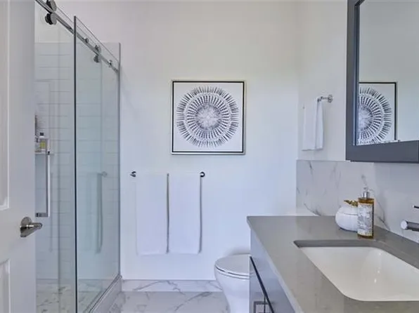 250 Avenue East image 7 of 17