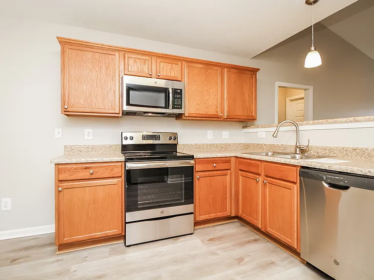 913 Birchmill Point S — Photo 8