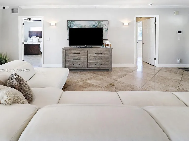 2031 NE 14th Ct — Photo 32