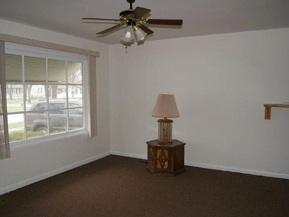 5th image of 22137 Yates Ave