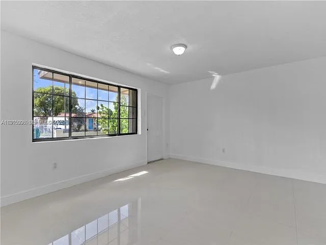11239 SW 5th Ter #MAIN — Photo 5