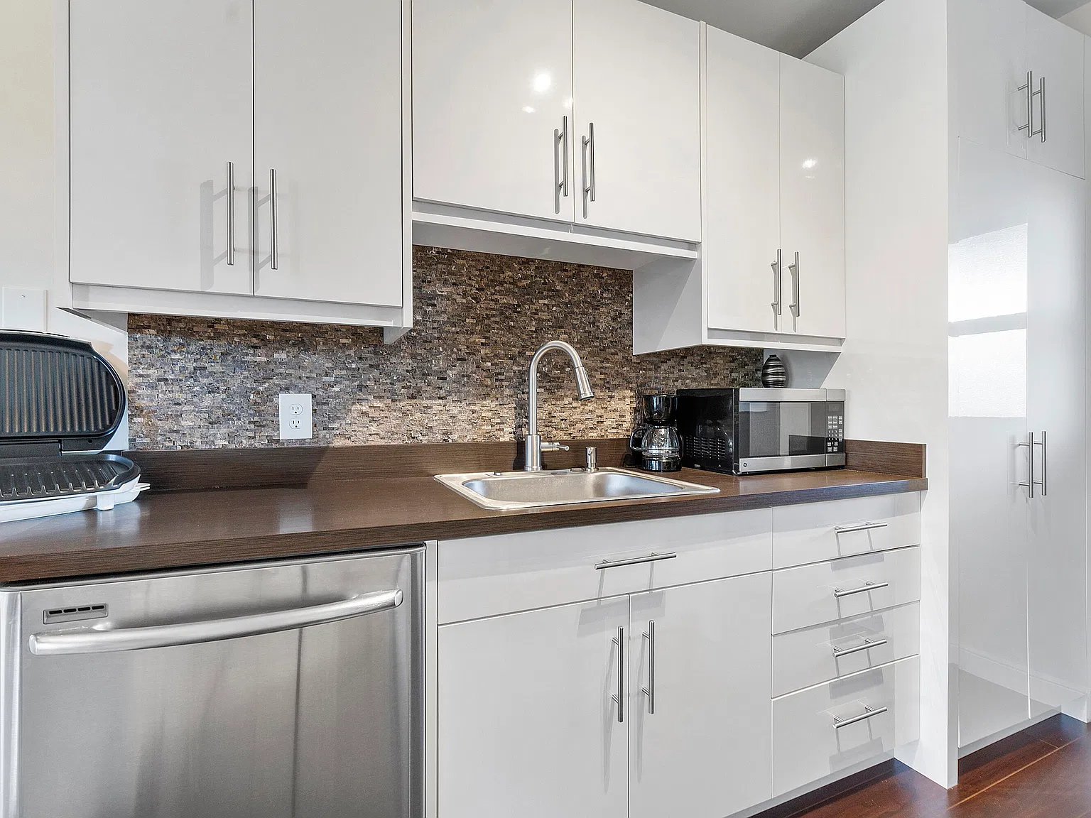 1 bed, 1.5 bath, 850 sqft, $1,975 — Photo 3