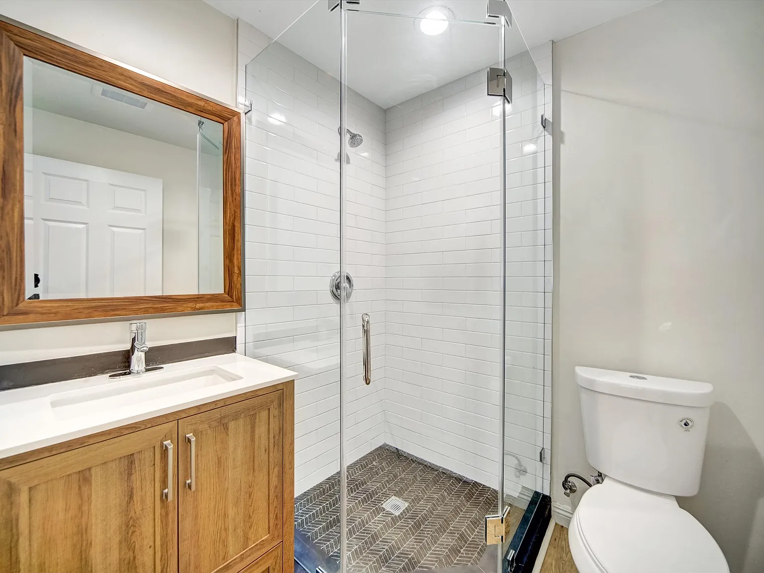 7134 Yarmouth Ave — Photo 4