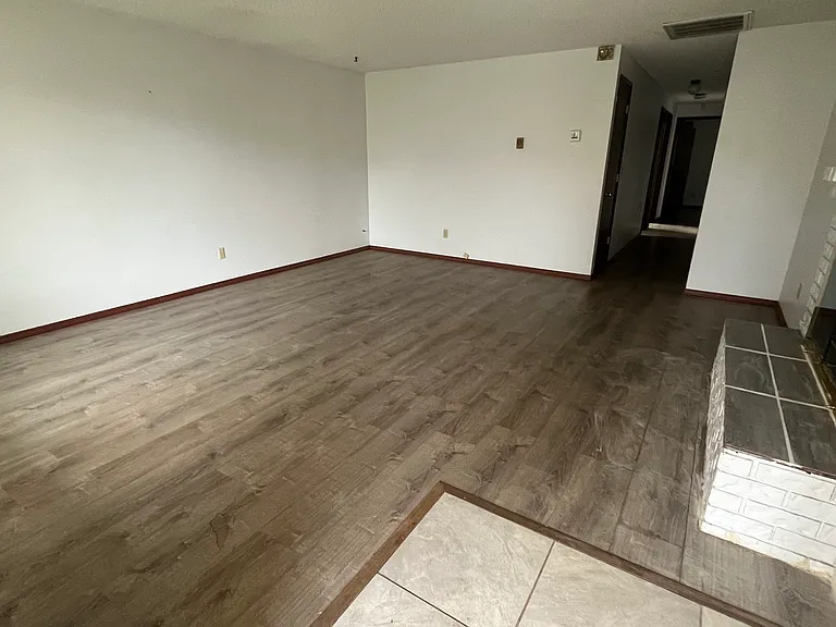 6535 SE 57th Ave — Photo 2