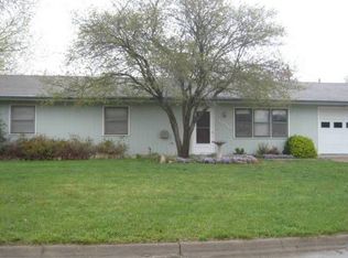 1916 Lilac Ln, Manhattan, KS 66502