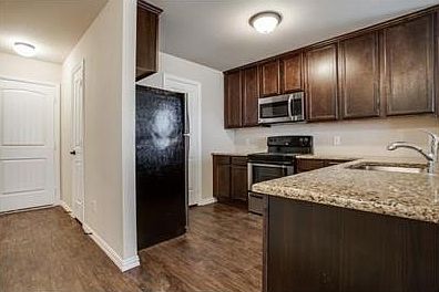 4th image of 1412 Bayfield Dr