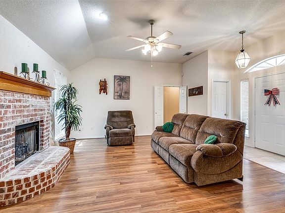 4th image of 8705 Glen Hollow Dr
