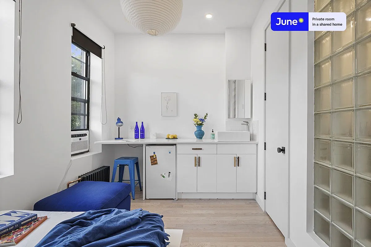 Queen bedroom in 3 bed/3 bath home in Ridgewood #1882 B — Photo 2