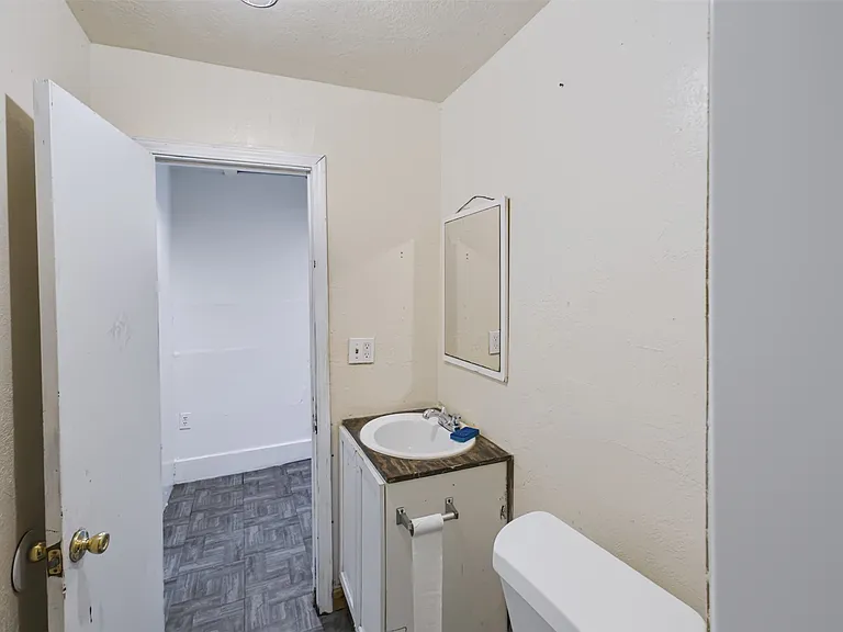 928 E Corona St — Photo 16