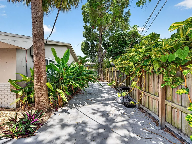 2500 SW 18th Ter #5 — Photo 17