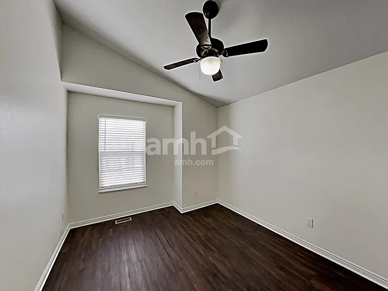 7506 N Addison Ave — Photo 15