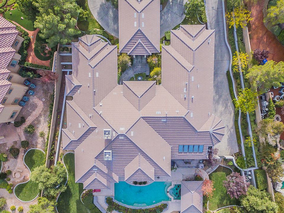 1st image of 20 Highland Creek Dr